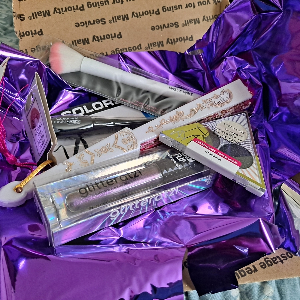 Makeup-mystery beauty box.